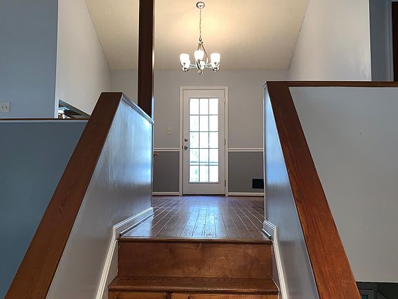 3rd image of 140 Marilyn Ct