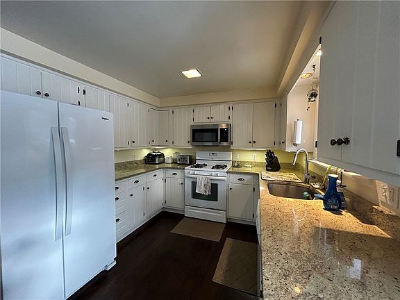 5th image of 862 Fassett Rd