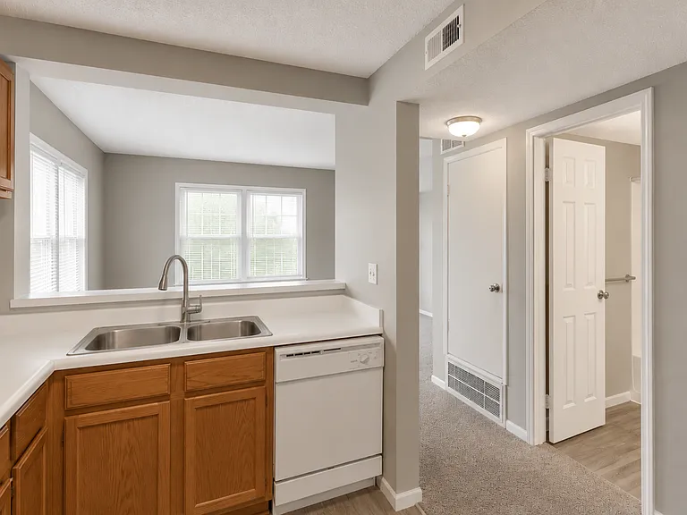 Roanoke Court Apartments — Photo 10