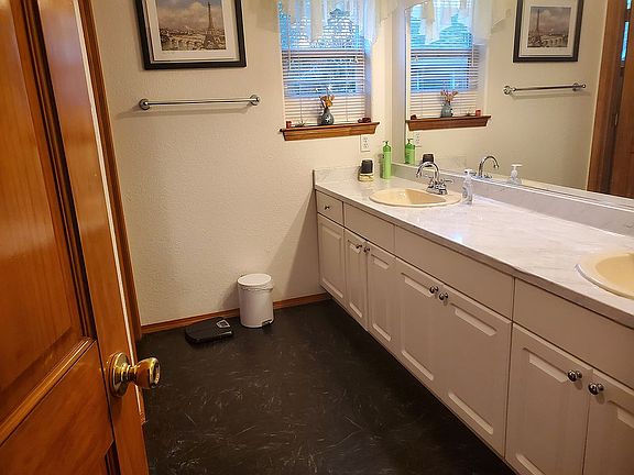 Upstairs bathroom 
