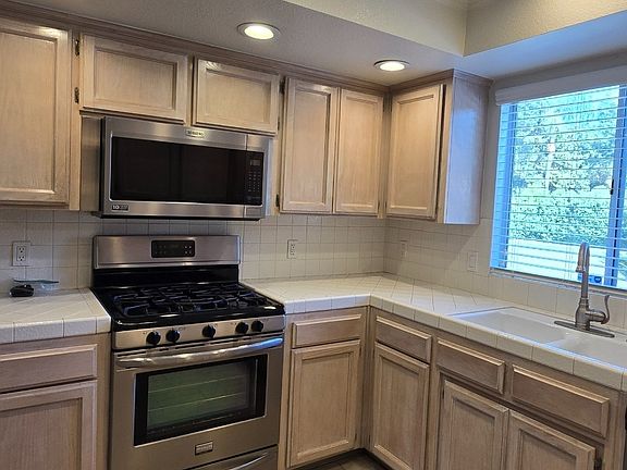 5th image of 1657 E Everglade Ave