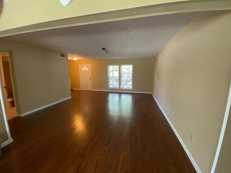 1619 S Fir Pl — Photo 2