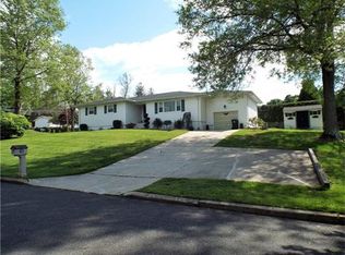 2 Little Brook Ln, Monroe Township, NJ 08831