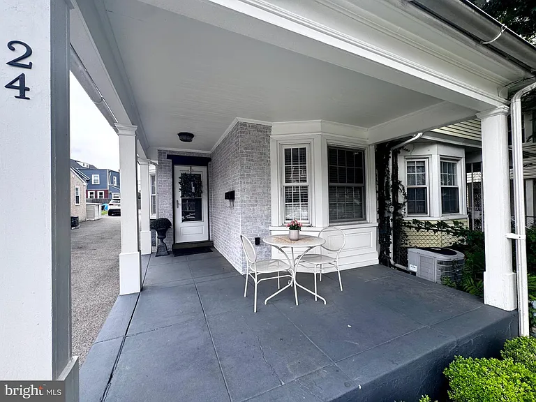 24 Thomas Ave — Photo 4