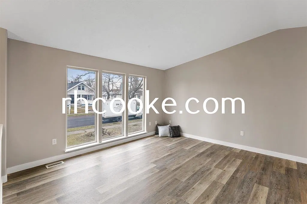 4 bed, 2028 sqft, $1,800 — Photo 2