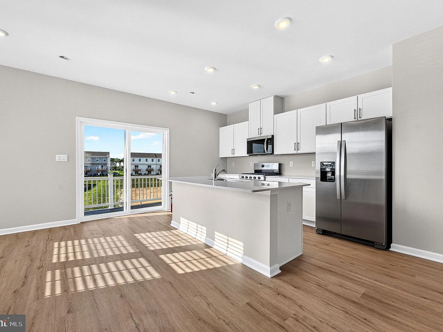 3 bed, 2.5 bath, 1962 sqft, $3,100 — Photo 2