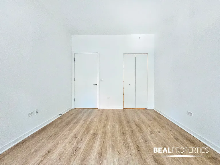 558 W Webster — Photo 62