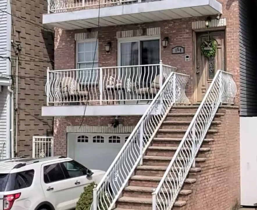 154 McAdoo Ave #1