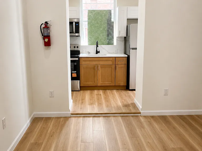 1527 W Westmoreland St — Photo 4