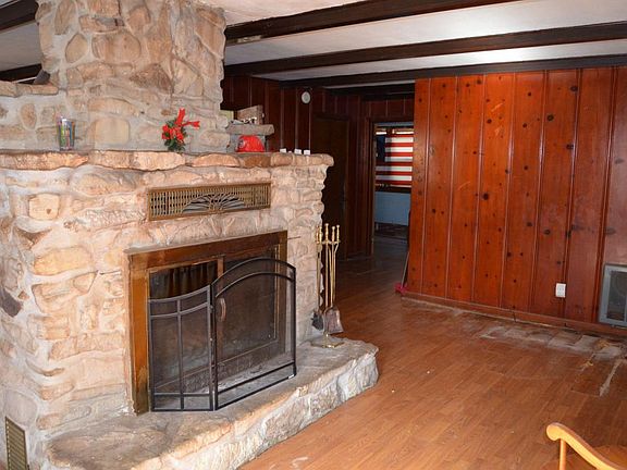 3rd image of 16 Cardinal Ln