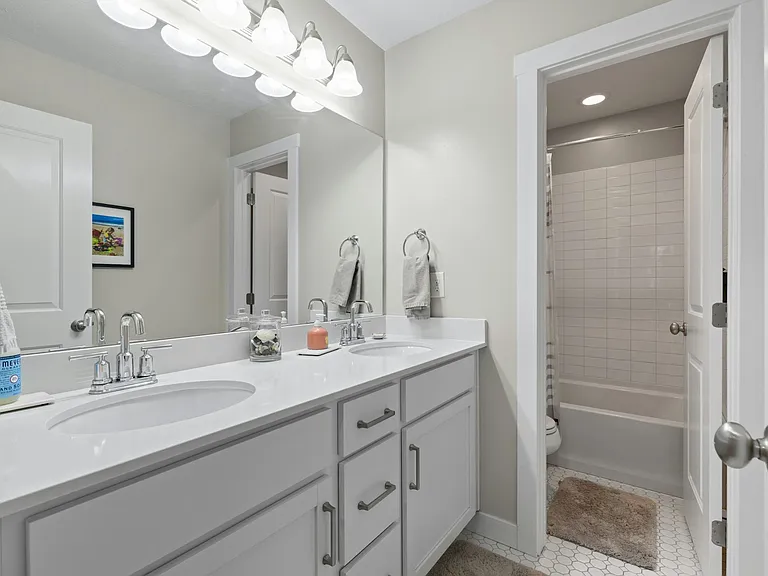 824-2800 W North Lake Dr — Photo 29