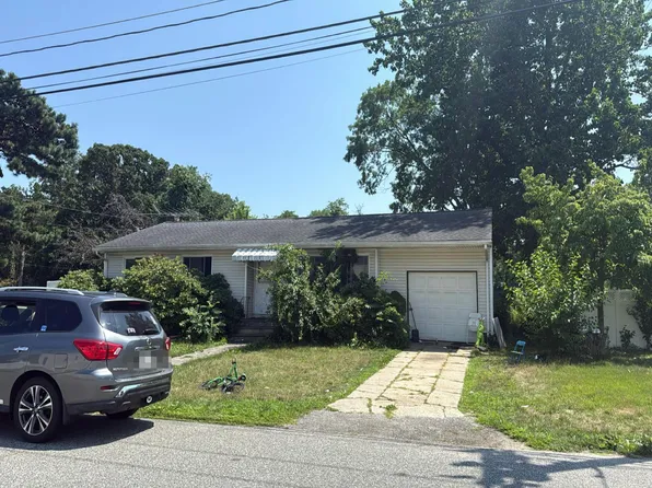 76 Schleigel Blvd, Farmingdale, NY 11735