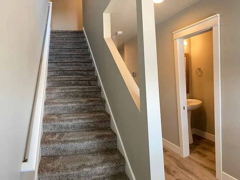 141 SW Kalmia St — Photo 4