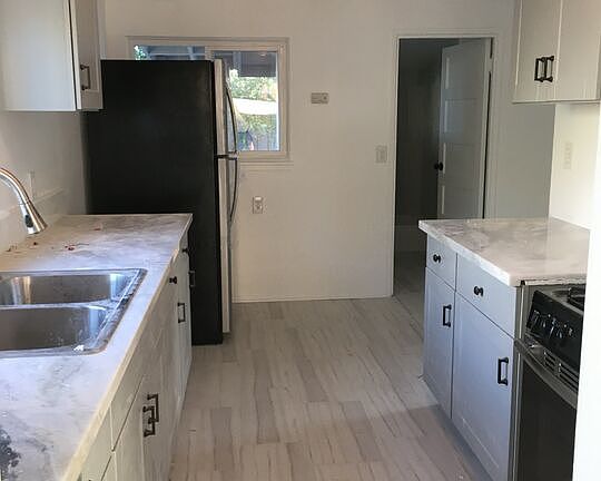 4th image of 820 E California Ave