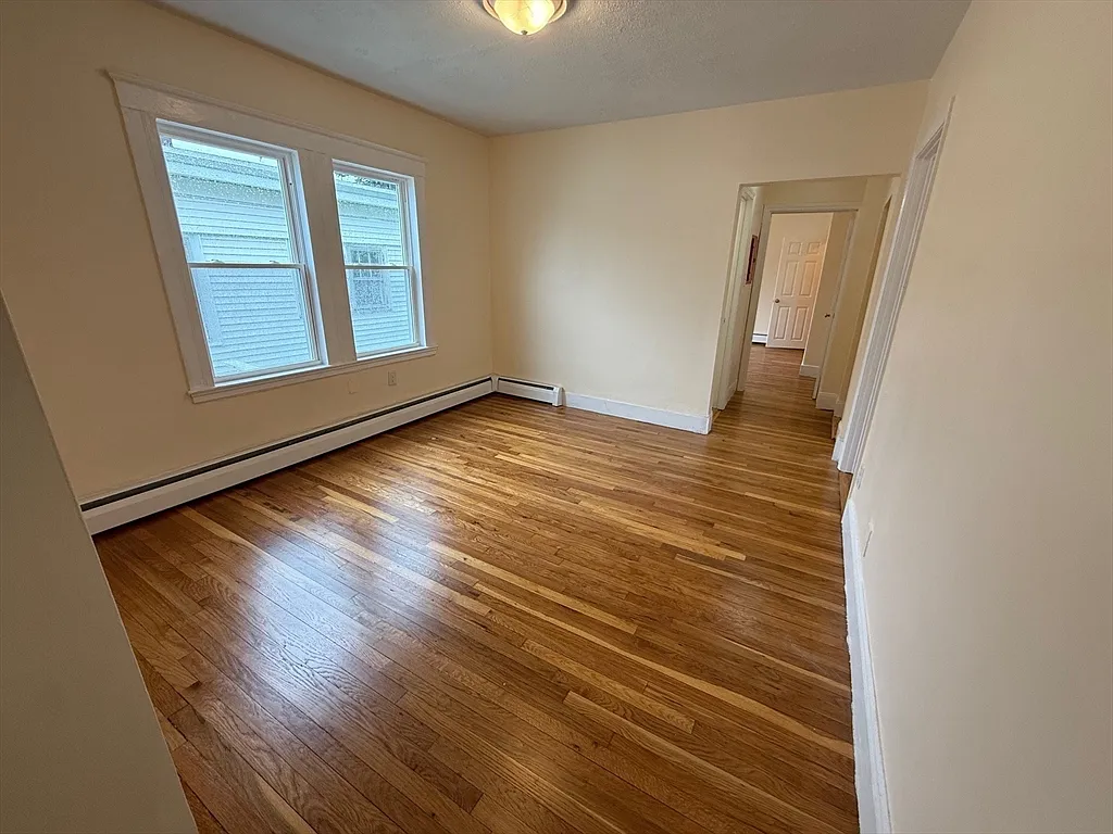 3 bed, 1.0 bath, 1200 sqft, $3,400 — Photo 3