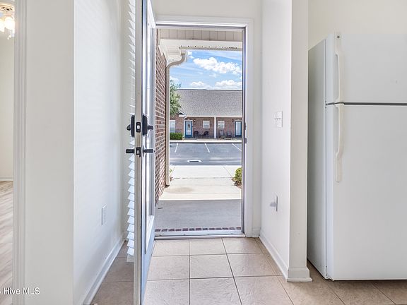 4th image of 320 Hibiscus Way