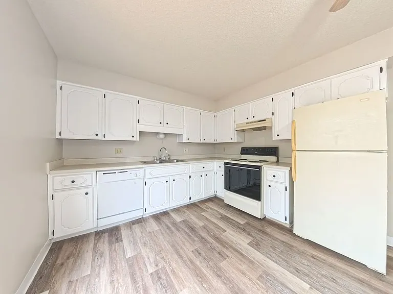 611 Hickory Hill Ln — Photo 4