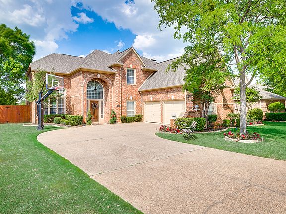 3rd image of 826 Greenway Dr