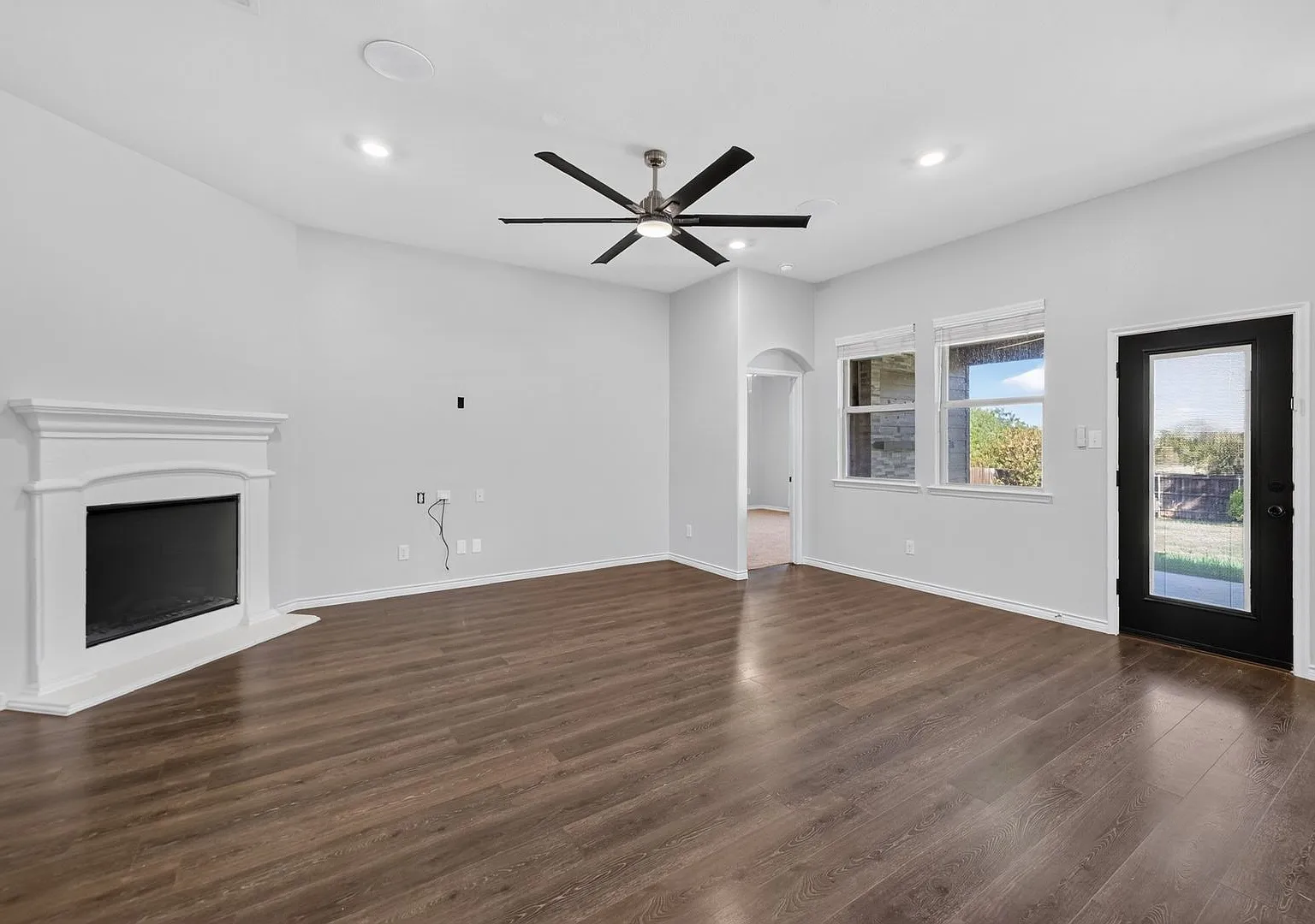 Charming and Modern 4 Bedroom, 2 Bathroom Home in Pilot Point TX!! — Photo 2