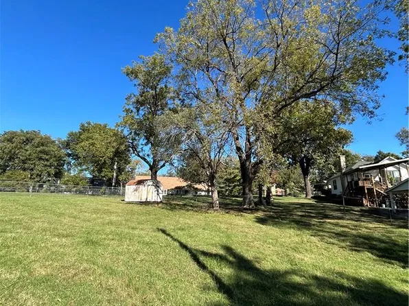 2808 Home Pl, Leavenworth, KS 66048