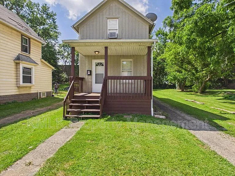 534 Gage St — Photo 2