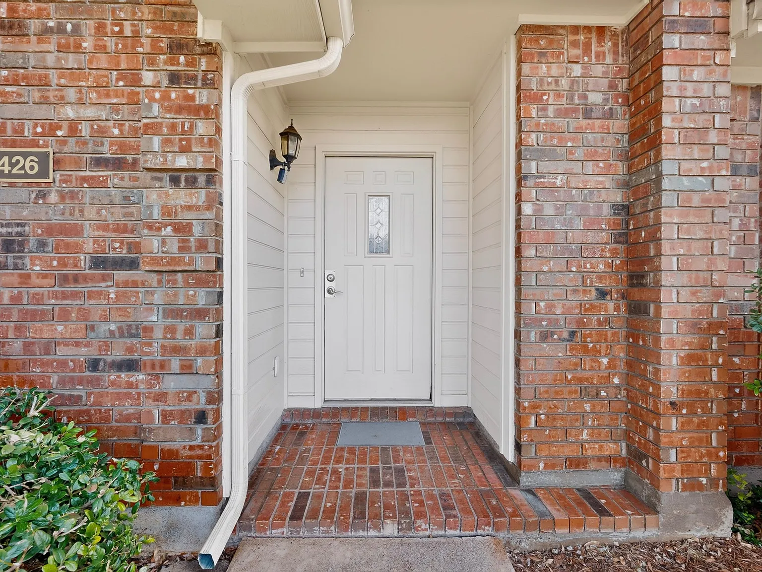 3 bed, 1881 sqft, $2,600 — Photo 2