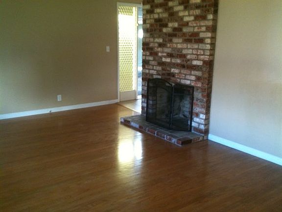 3rd image of 2700 Orchid St