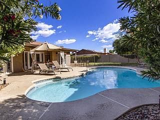 Very private back yard (No 2 story neighbors looking down on you here!)