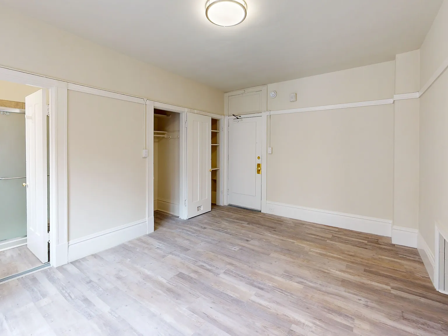 Efficient Downtown Studio with Shared Laundry | Water & Trash Included — Photo 4