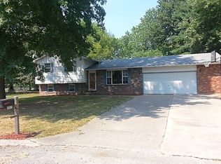 302 Crestwood Dr, Brighton, IL 62012