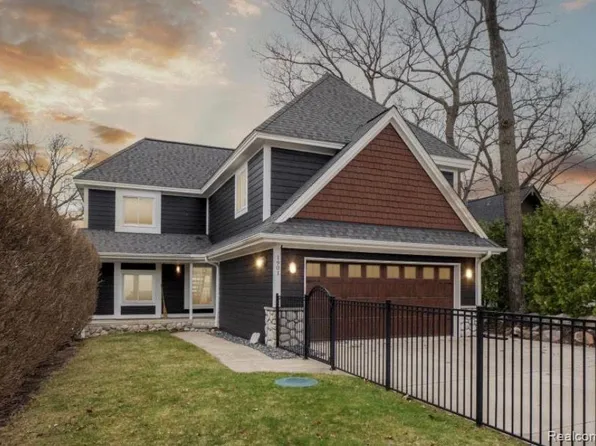 1901 Grove St, Highland, MI 48356