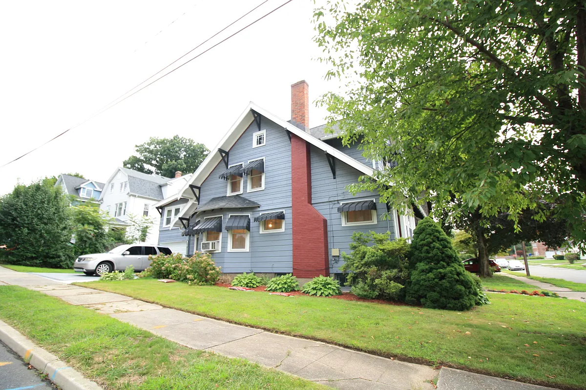 Building Photo - 147 Stearns St