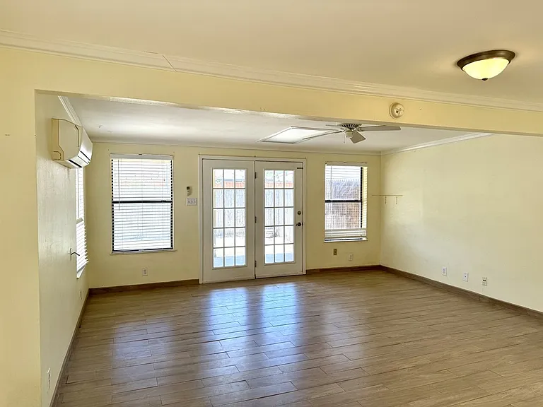 4211 Russell Dr — Photo 16