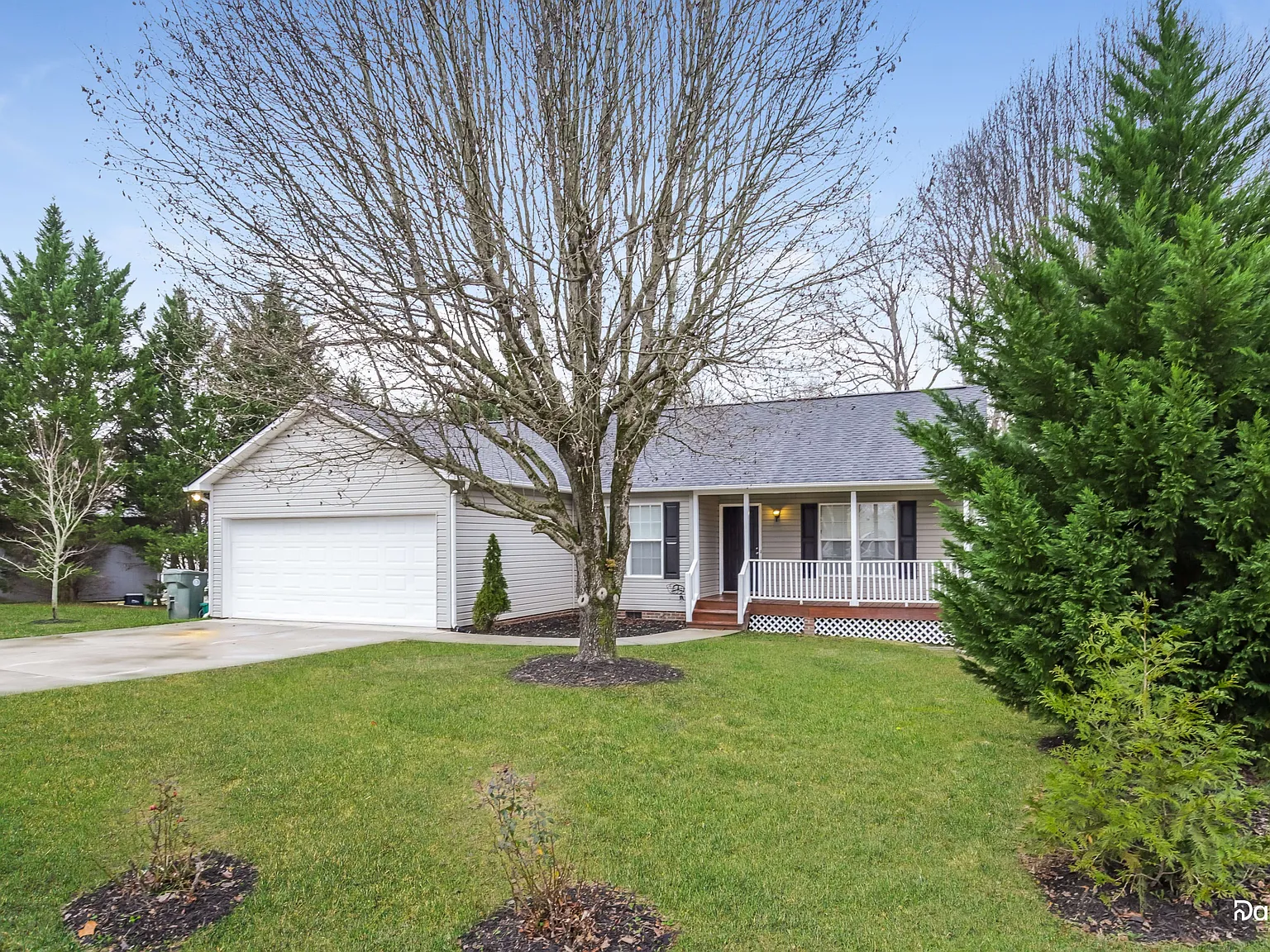 3 bed, 2.0 bath, 1360 sqft, $1,860 — Photo 3