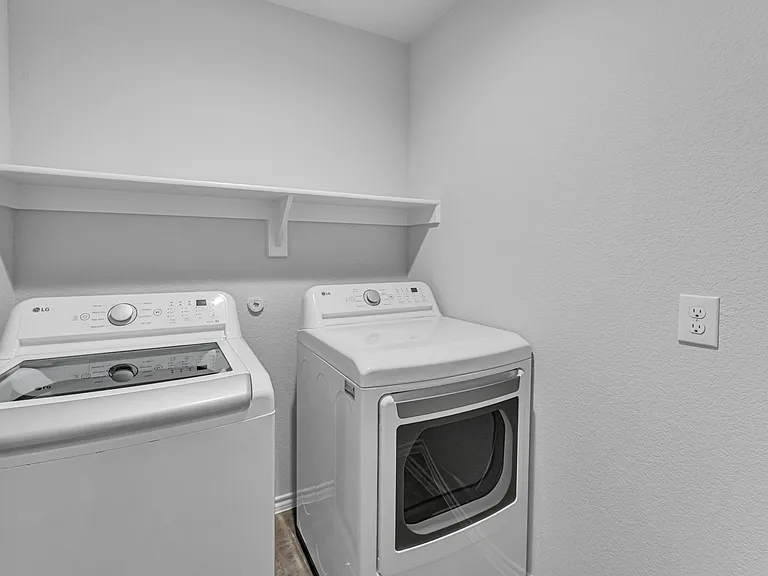 708 Basteen Ln — Photo 4