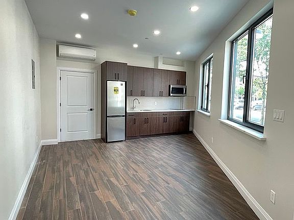 3rd image of 1547 Eastern Pkwy #1R