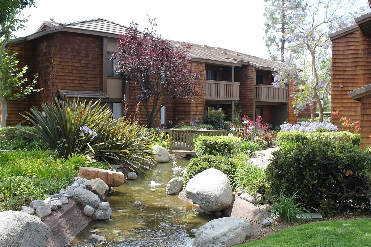 2 bed, 913 sqft, $3,450 — Photo 3