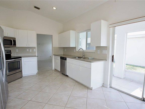 5th image of 1075 Goldenrod Cir NE