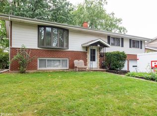 122 N Stratton Ln, Mount Prospect, IL 60056