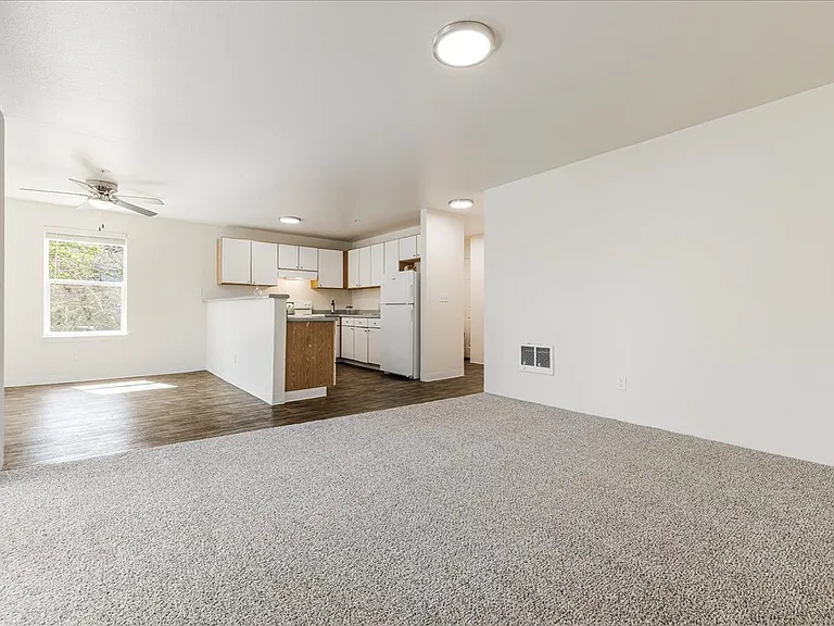 Foster Plaza Apartments — Photo 9