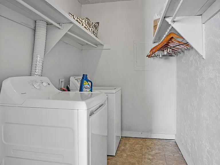 Regency Point Luxury Apartments — Photo 31