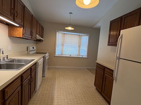 4th image of 592 E Cypress St