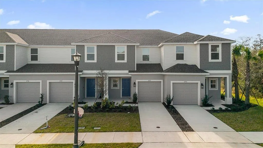 3 bed, 2.5 bath, 1407 sqft, $2,000 — Photo 1