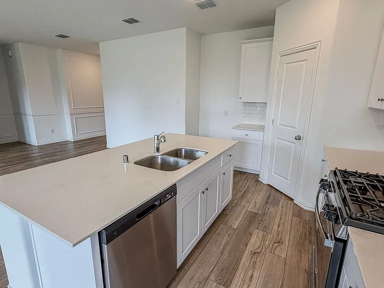 1462 Everett Gardens Way — Photo 7