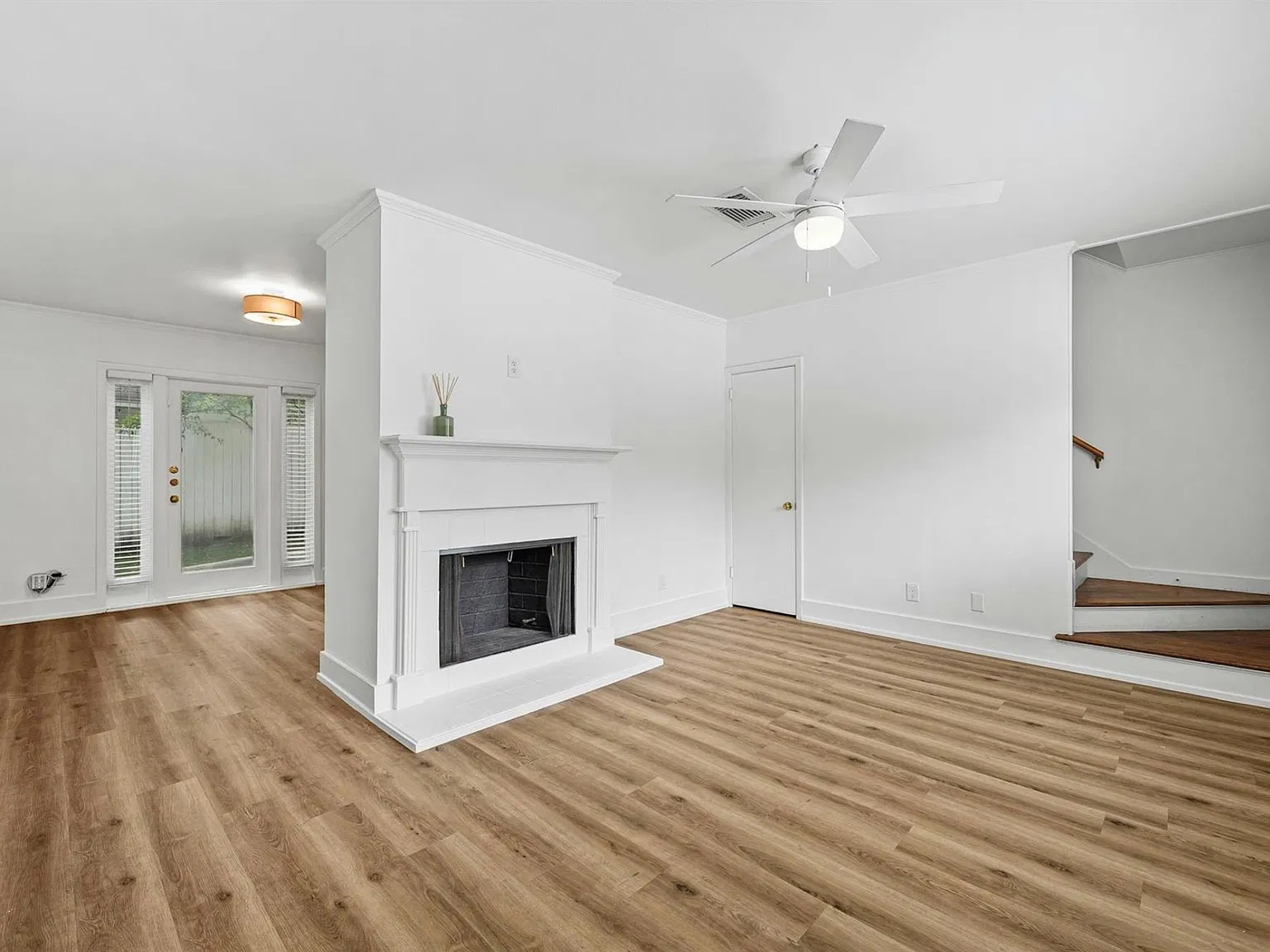 2401 Winsted Ln — Photo 2