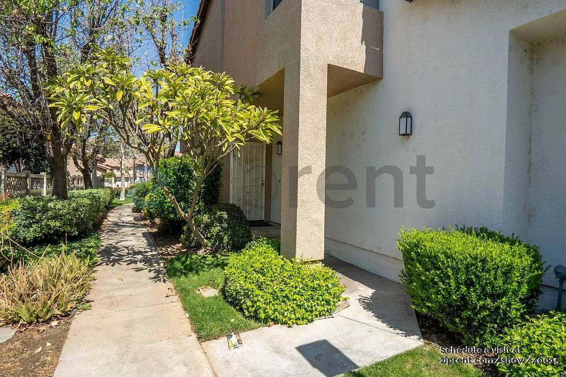 3 bed, 2.5 bath, 1525 sqft, $3,105 — Photo 2
