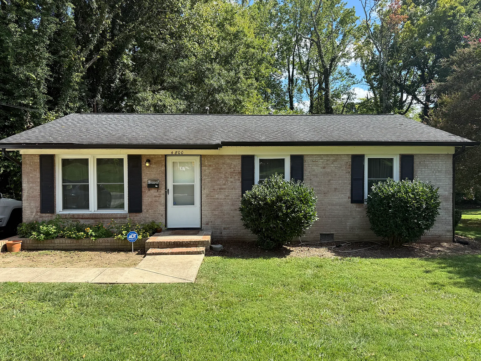 3 bed, 1000 sqft, $2,200 — Photo 1