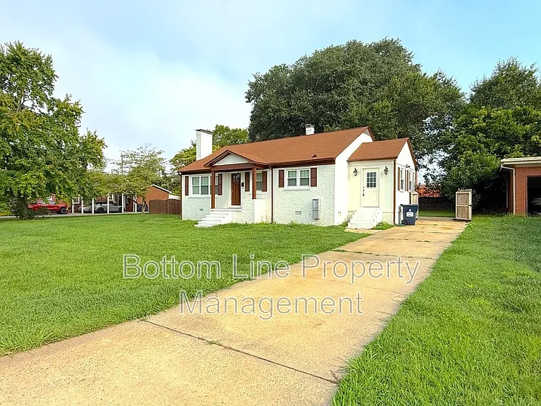 114 W College St — Photo 2