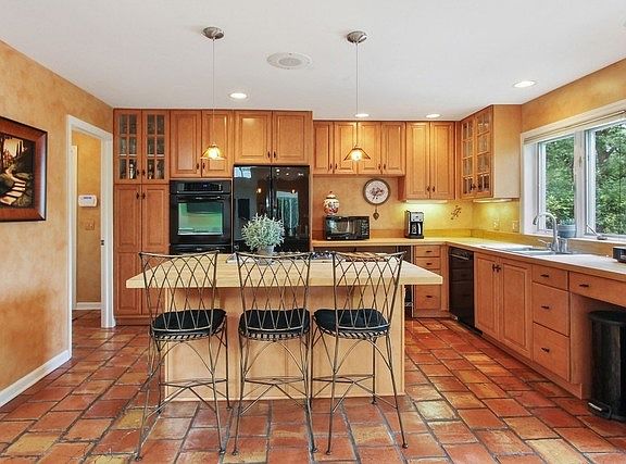 5th image of 645 Rockland Ave