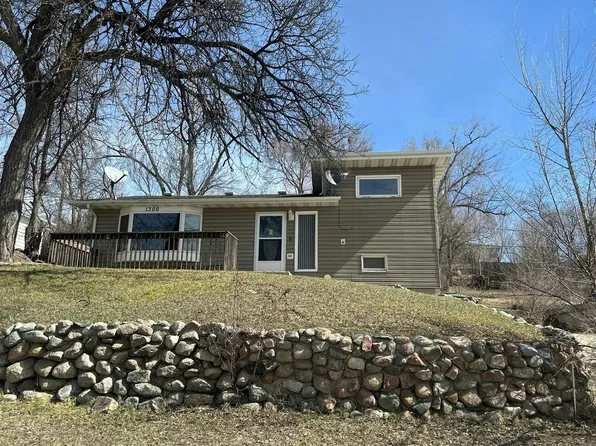 1306 Sunset Dr, Mandan, ND 58554